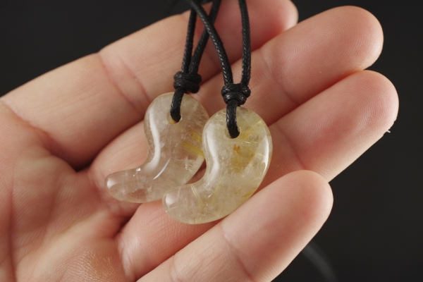 ルチルクォーツ勾玉ペンダント