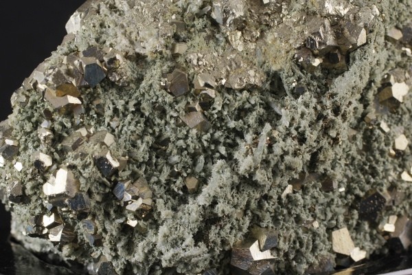 パイライト（黄鉄鉱）原石結晶