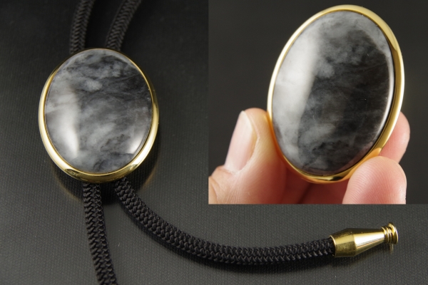 ループタイ・金色フレーム付き 糸魚川翡翠