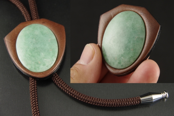 翡翠ループタイ革フレーム