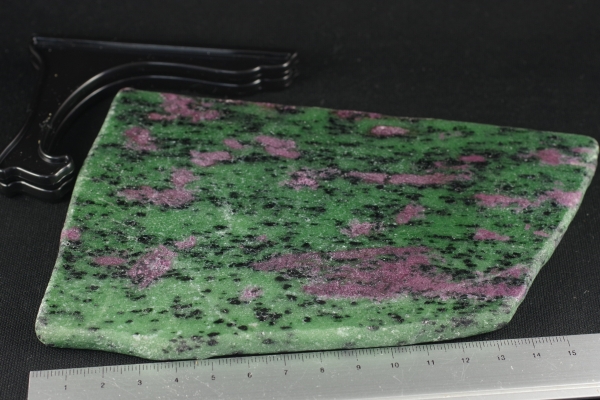 ルビーインゾイサイト　原石磨き