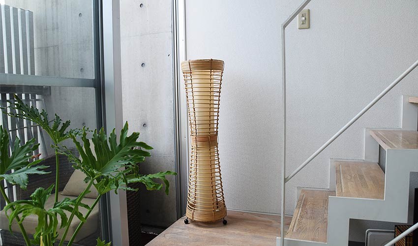 照明 アジアン。上品なラタンのフロアライト