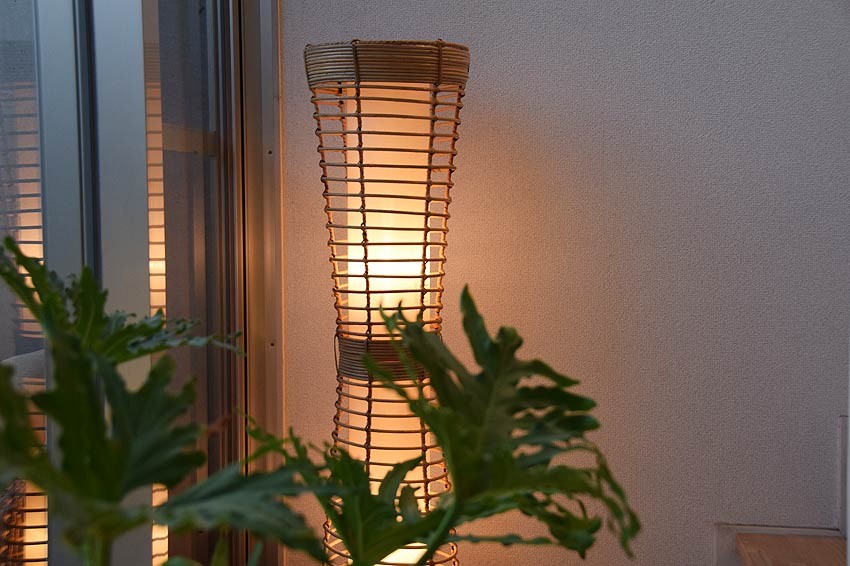 照明 アジアン。上品なラタンのフロアライト