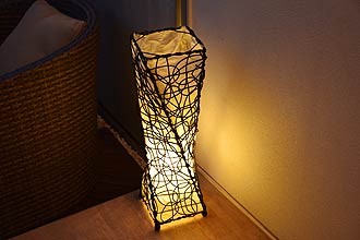 アジアン照明。合わせやすいラタンのフロアスタンドライト