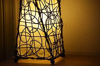 アジアン照明。合わせやすいラタンのフロアスタンドライト