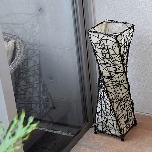 アジアン照明。合わせやすいラタンのフロアスタンドライト