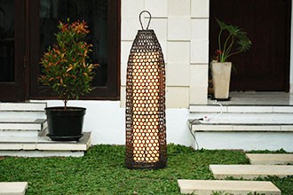照明 アジアン。籠でできた庭園灯。屋内外兼用ガーデンライト