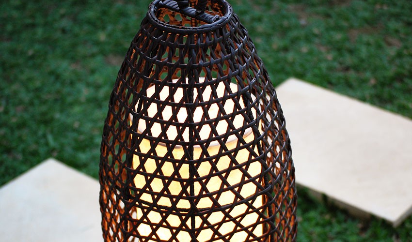 照明 アジアン。籠でできた庭園灯。屋内外兼用ガーデンライト