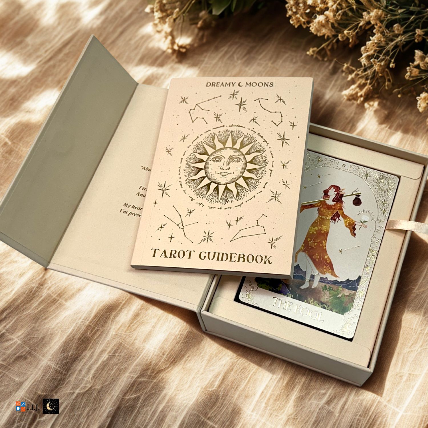 ドリーミー・ムーンズ・タロット ライトワーカー Dreamy Moons Tarot Lightworker タロットカード ウェイト版 限定版 タロット占い 日本語解説書付き 正規品 |  | 01