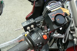 バイクへのアンテナ・無線機の取り付け例【リニューアル】 - い
