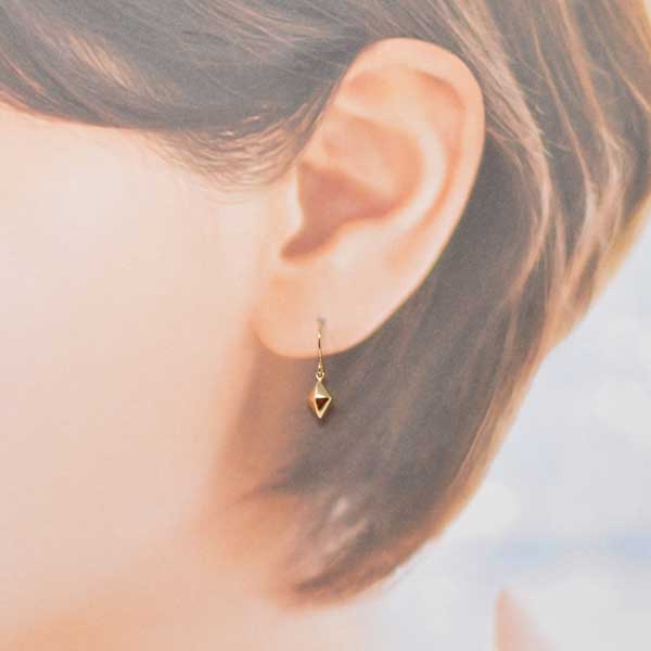 フック ピアス ひし形 菱形 ぷっくり 可愛い アメリカン 18金 k18 18k