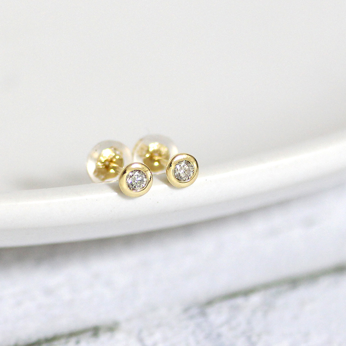 ダイヤモンド ピアス 計0.1ct K18 フクリン ベゼル 0.05×0.05ct K18YG