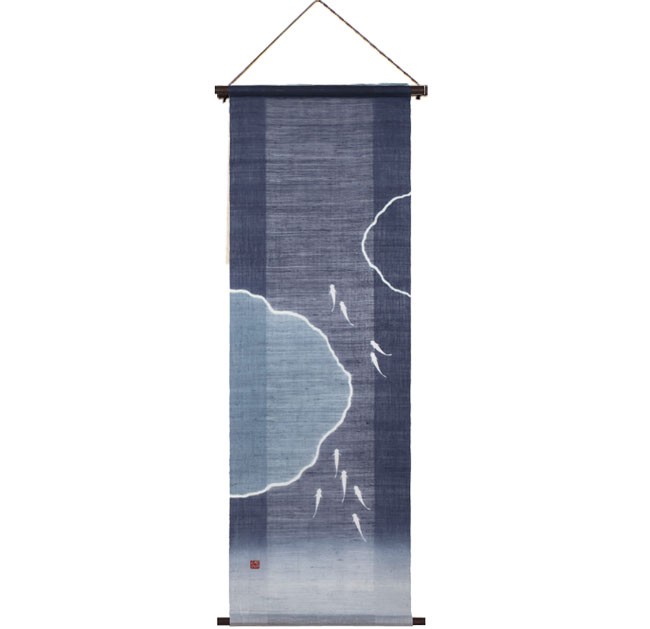 京都洛柿庵 ろうけつ染めタペストリー めだか・軸 45×135cm