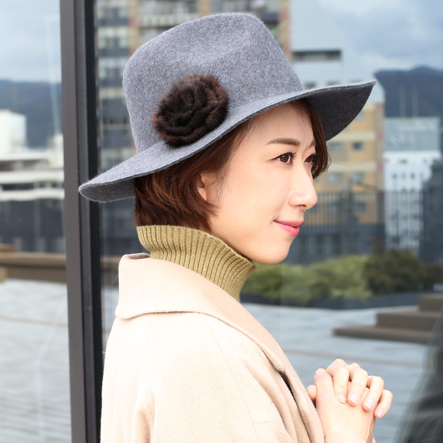 FENDY フェンディ　ファー　コサージュ ブローチ　フラワー　花　グレージュ FENDY フェンディ ファー コサージュ ブローチ フラワー 花 グレージュ