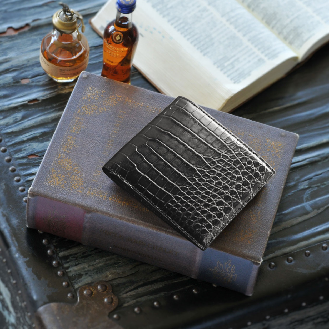 ［10%OFFクーポン］スモール クロコダイル 折り財布 マット 加工 センター取り 一枚革 ポロサス 無双 横幅11.5cm メンズ 父の日 保証書 付き(06001063r)の画像