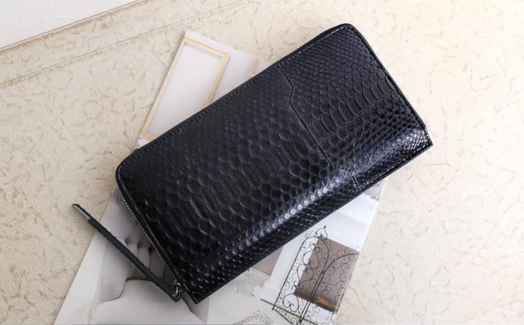 ✨新品未使用✨サンローラン　長財布　クラッチバック　ポーチ　パイソン　レザー　黒 ✨新品未使用✨サンローラン 長財布 クラッチバック ポーチ