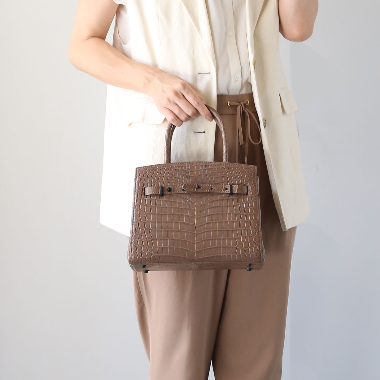 クロコダイル 2way ハンドバッグ レディース センター取り ベルト デザイン マット 加工 小さめ ミニトートバッグ 鰐革 本革 ナイルクロコダイル 保証書 付き(06001932r) sankyo shokai（三京商会） クロコダイル 2way ハンドバッグ