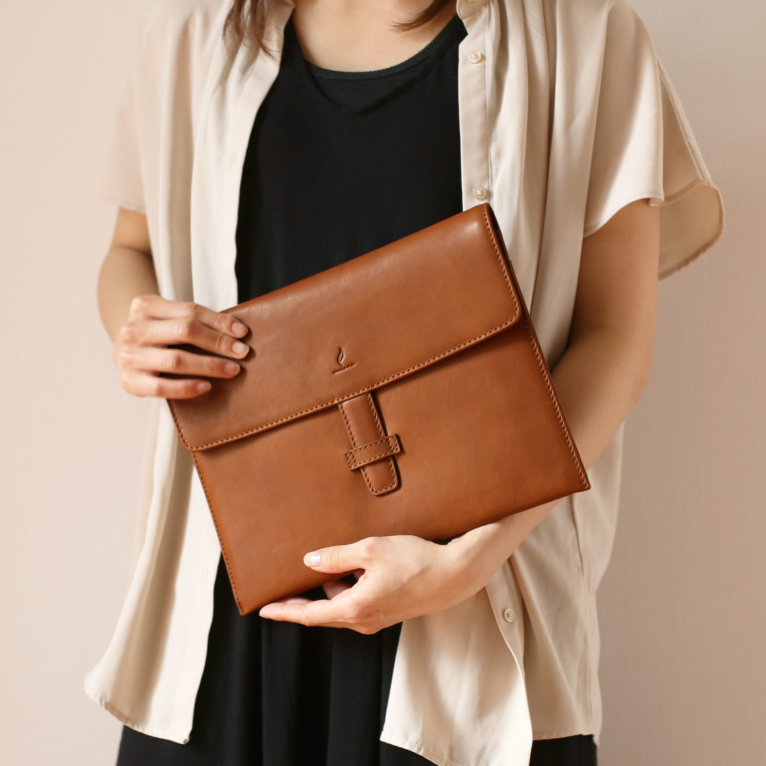 入手困難✨ ブルネロクチネリ ipadケース レザー 本革 スウェード ベージュ 入手困難✨ ブルネロクチネリ ipadケース レザー 本革 スウェード ベージュ