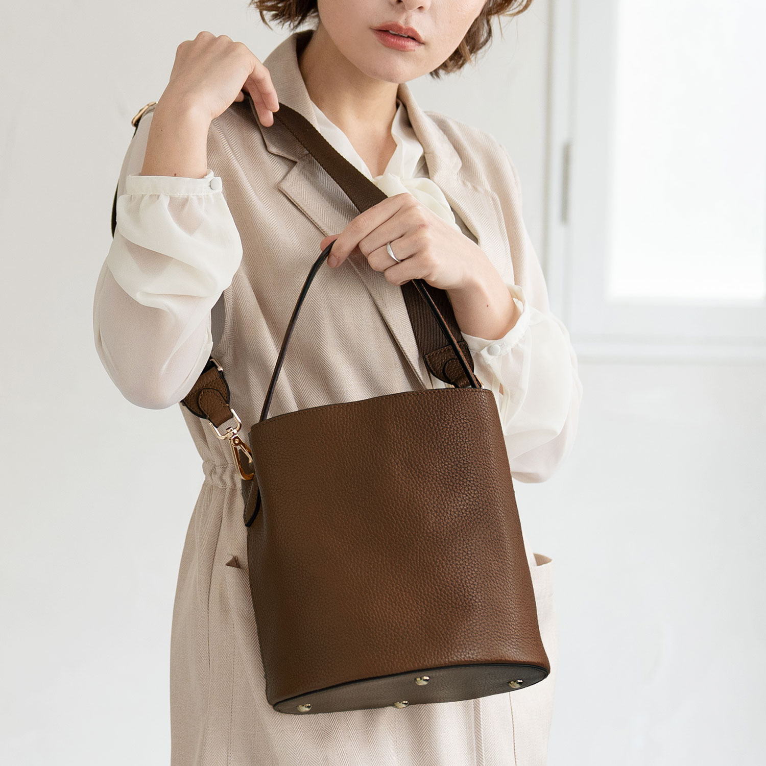 mieno（ミエノ） ＜爆買＞ショルダーバッグ 縦型 レディース 斜めがけ