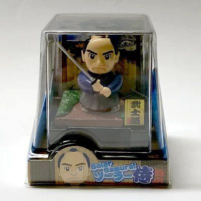 ソーラーパワーで剣術の腕を磨くサムライ人形