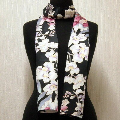 未使用品　ストール　フェラガモ ロングスカーフ　シルクスカーフ　花柄　ブラック 和柄シルクストール(ロングスカーフ) 蘭 黒 日本製 絹製品 シルク100