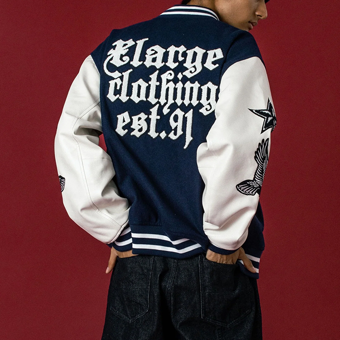 「 XLARGE エクストララージ 」 VARSITY JACKET バーシティー ジャケット 101254021004 / xlarge エクストララージ バーシティー ジャケット スタジャン サガラ 刺繍 ワッペン メルトン 中綿 メルトン 合皮 ストリート 2025AW XLARGE（エクストラ ラージ） VARSITY JACKET バーシティー ジャケット