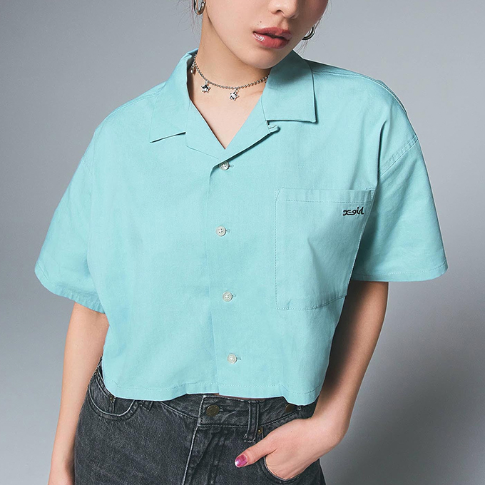 「 X-girl エックスガール 」 FACE OPEN COLLAR CROPPED SHIRT フェイス オープン カラー クロップド シャツ 105252014009 / 2025SUMMER X-girl（エックスガール） FACE OPEN COLLAR CROPPED SHIRT フェイス