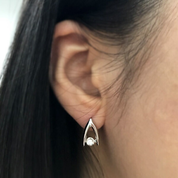 Crossfor NewYork ダンシングストーン ダイヤモンド ピアス 0.5