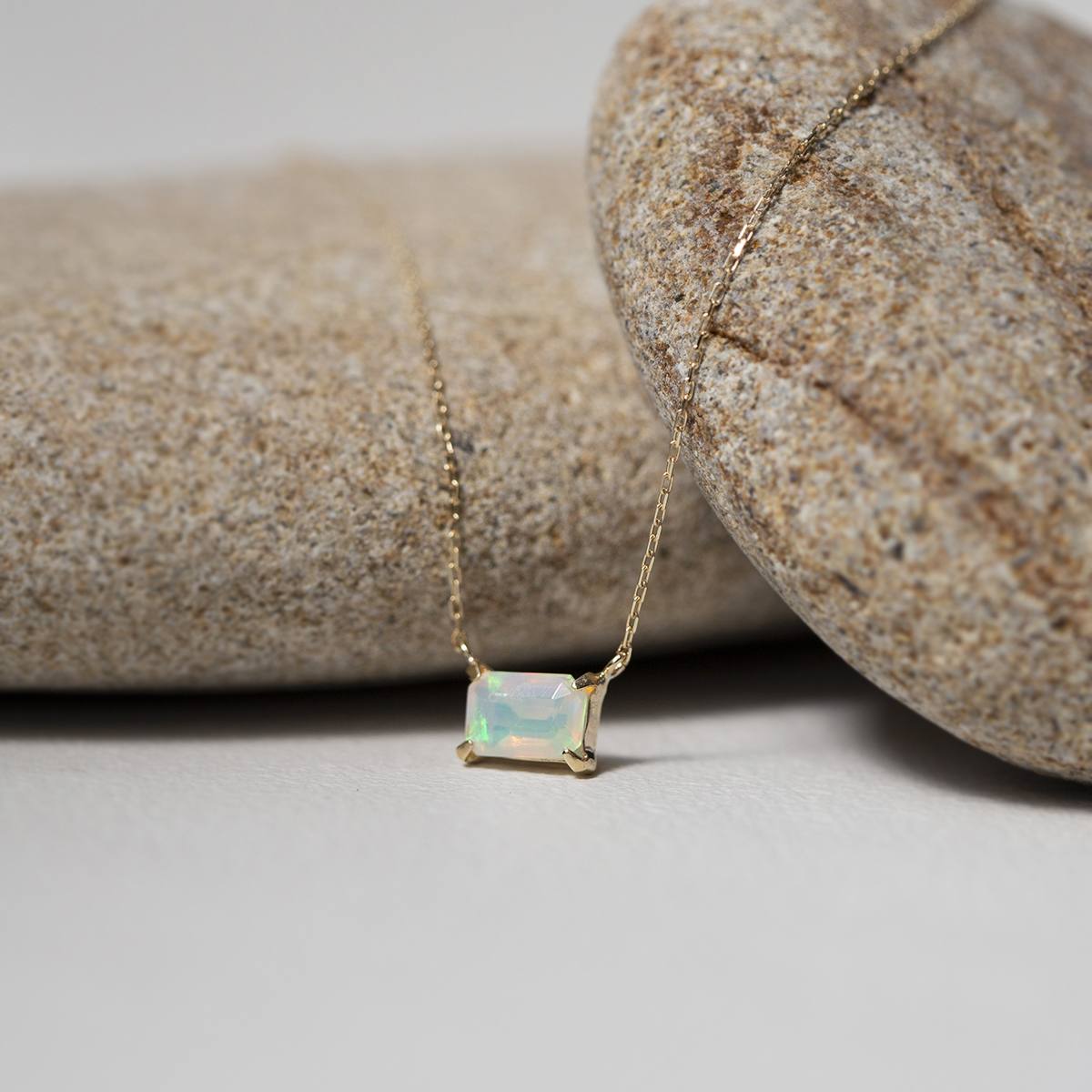 【美品】4°C 10kオパールゴールドネックレス　本日だけのバレンタイン価格 ジュエリーフィガロ ネックレス K10 YG オパール スクエア イエロー