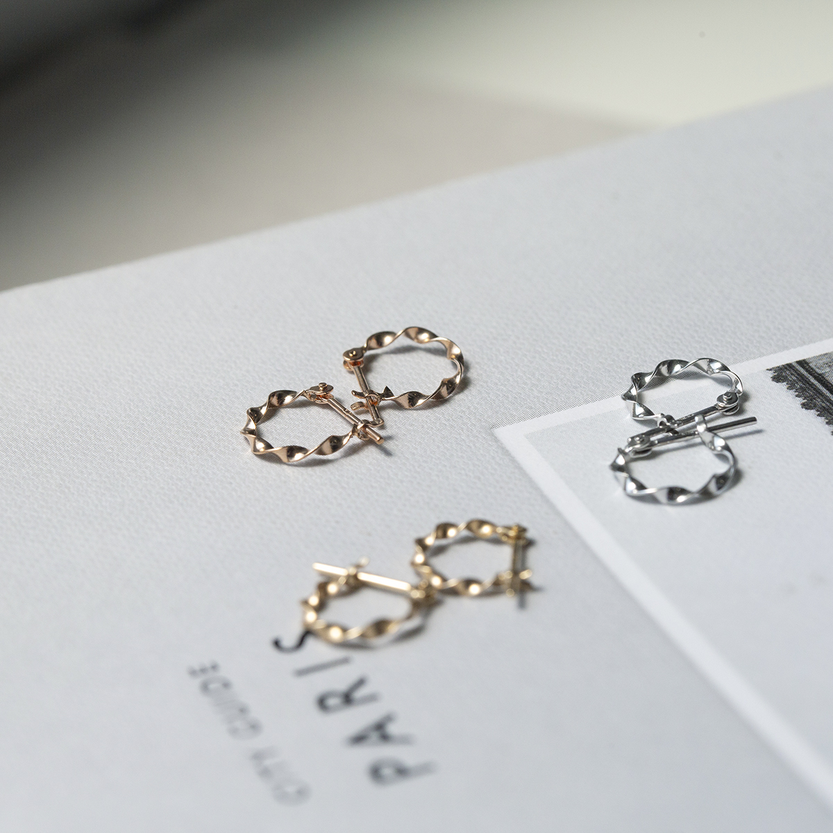 ジュエリーフィガロ ピアス K10 WG フープピアス ひねり レディース 20