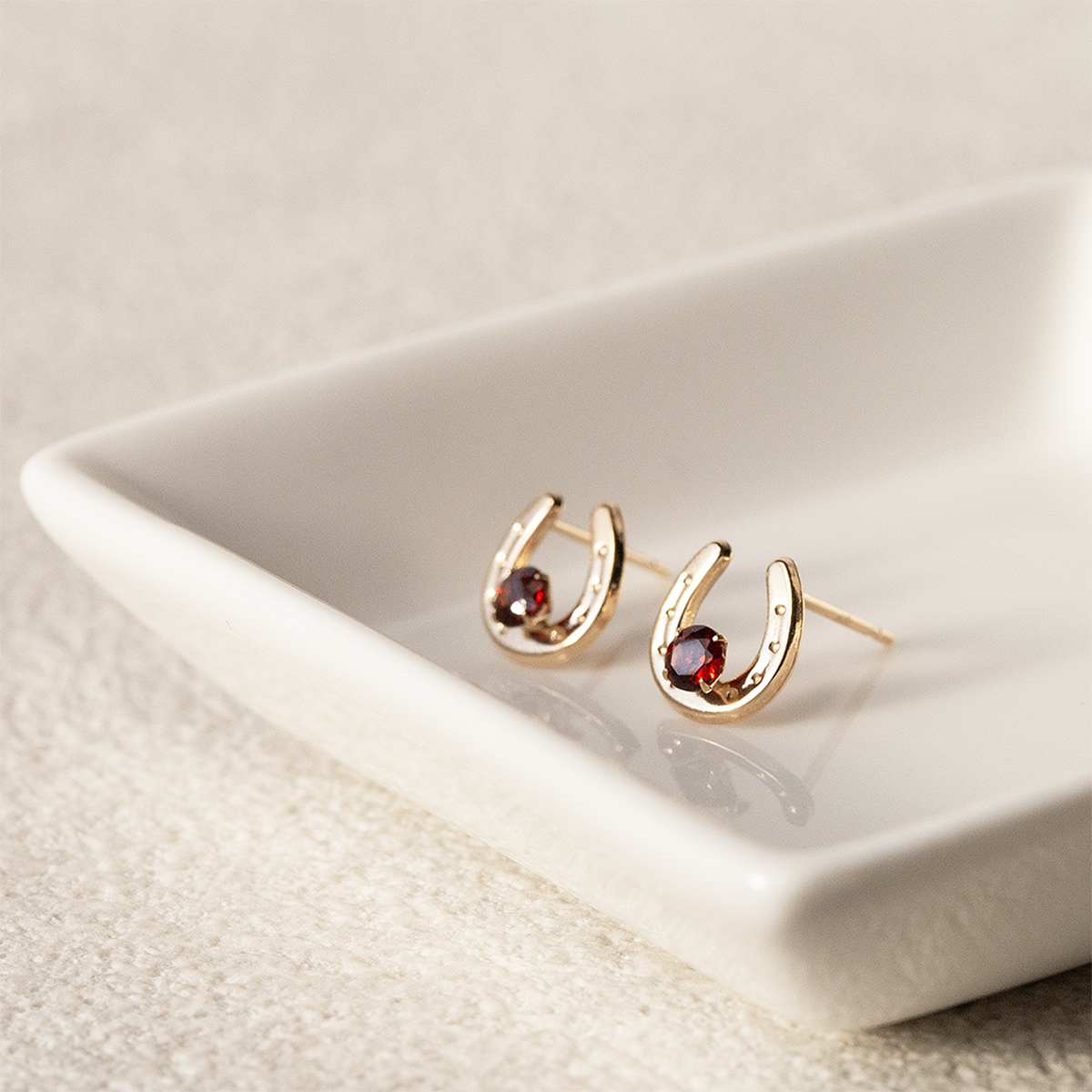 ジュエリーフィガロ ピアス K10 YG ホースシュー 馬蹄 ガーネット 10k
