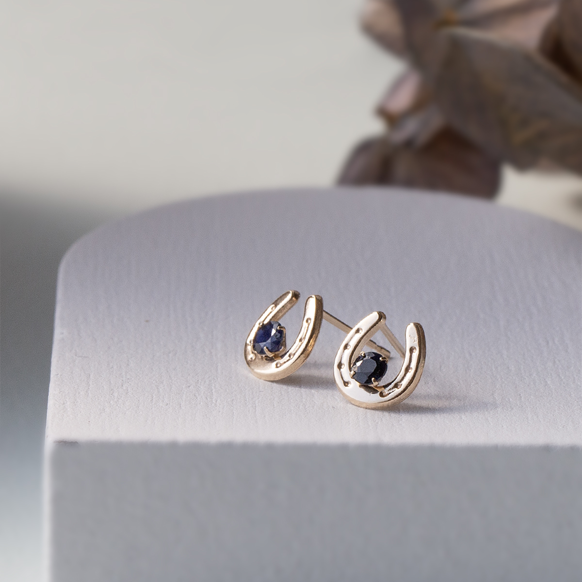 ジュエリーフィガロ ピアス K10 YG ホースシュー 馬蹄 サファイア 10k