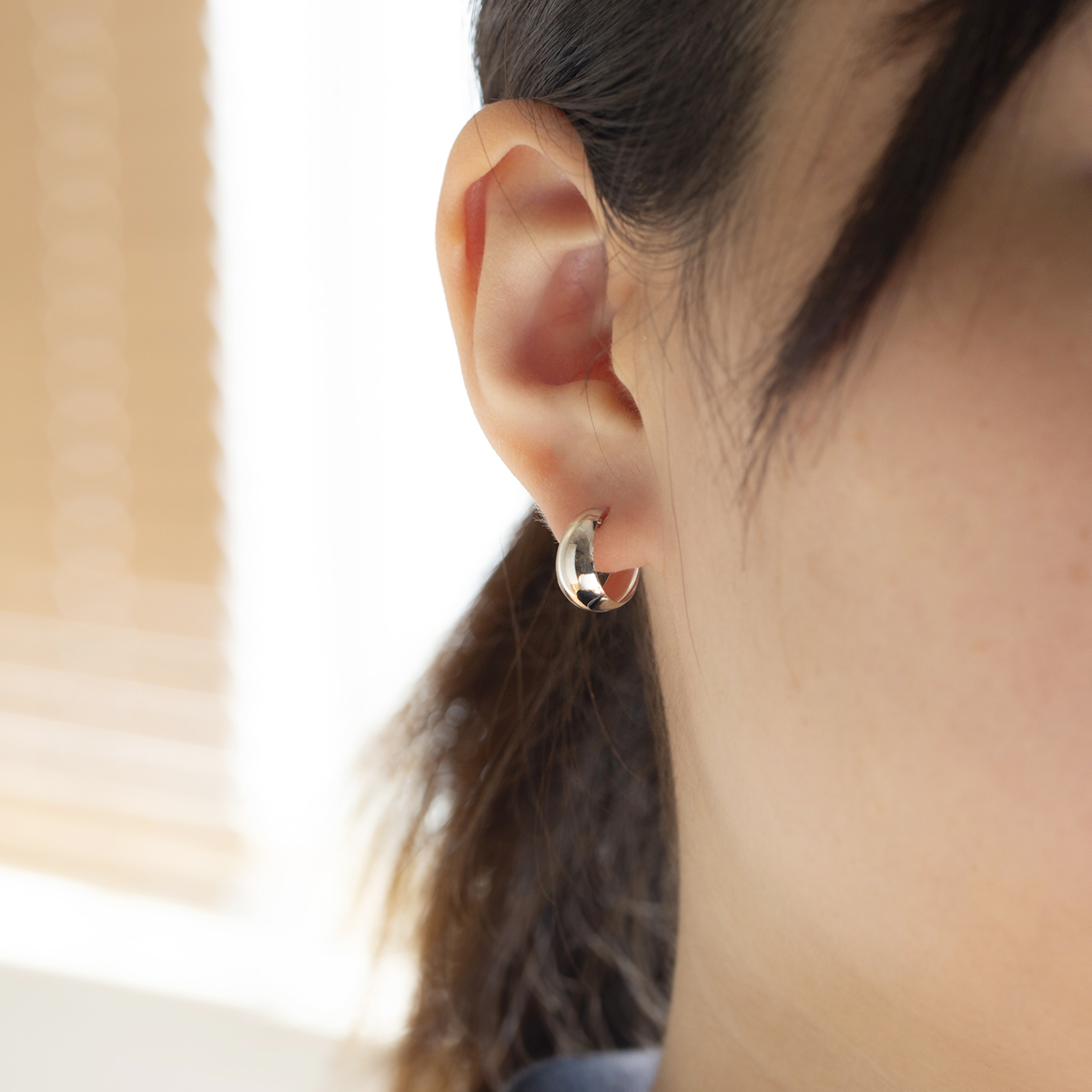 ete K10WG フープピアス　ホワイト（片耳のみ） K10WG フープ ピアス | ete bijoux (Women)/エテ ビジュー | 三越