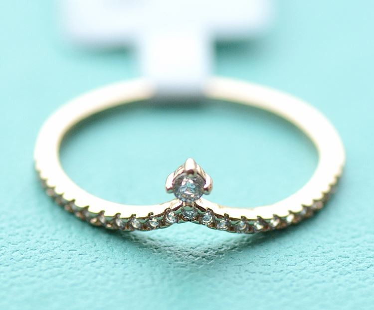 SWAROVSKI（スワロフスキー） 指輪 リングV字 高級 ピンキー 大きい