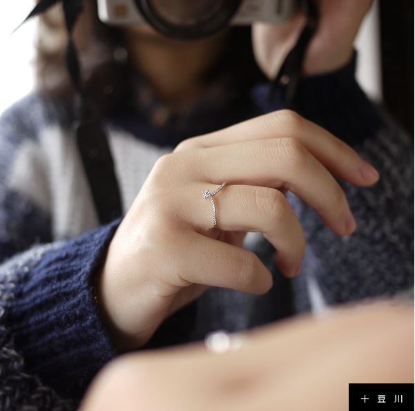 SWAROVSKI（スワロフスキー） 指輪 リングV字 高級 ピンキー 大きい