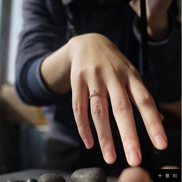 SWAROVSKI（スワロフスキー） 指輪 リングV字 高級 ピンキー 大きい