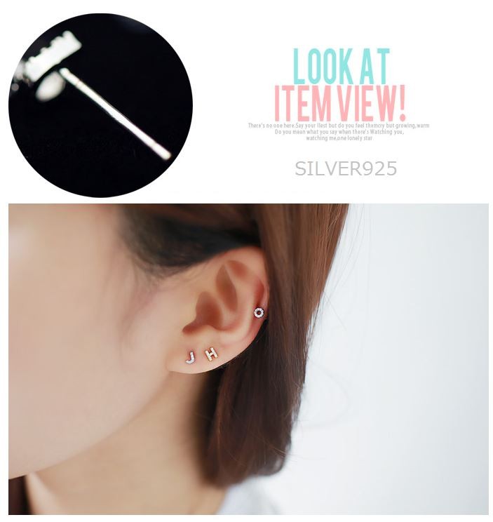 新品♥️スワロフスキー　イヤーカフ　ピアス片耳　最終価格です SWAROVSKI ピアス 片耳 イニシャル 英文字 組合せ