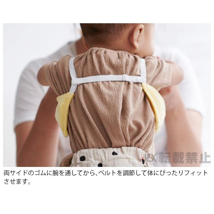 両サイドのゴムに腕を通してから、ベルトを調節して体にぴったりフィットさせます