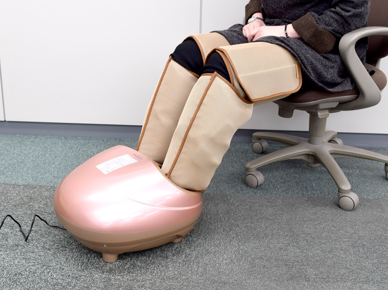 日立 フットクリエをすっぽり履いて、心地よいフットマッサージ｜試用
