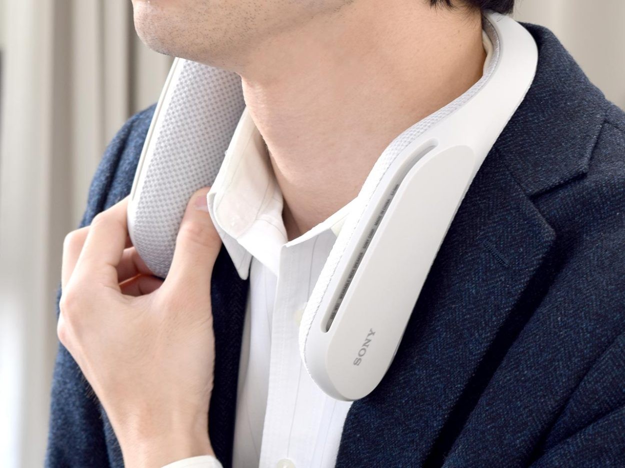 首にかけるだけ、迫力のサウンドが包みこむ。ヘッドホンで、周りを遮断