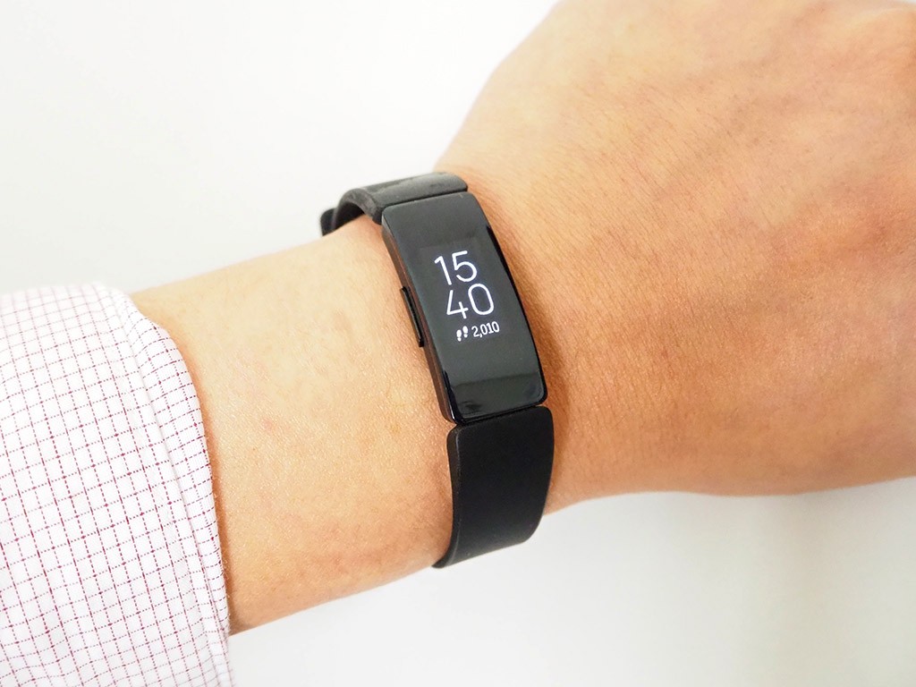 Fitbit、24時間心拍数を測り続けるリストバンド「Charge HR」4月