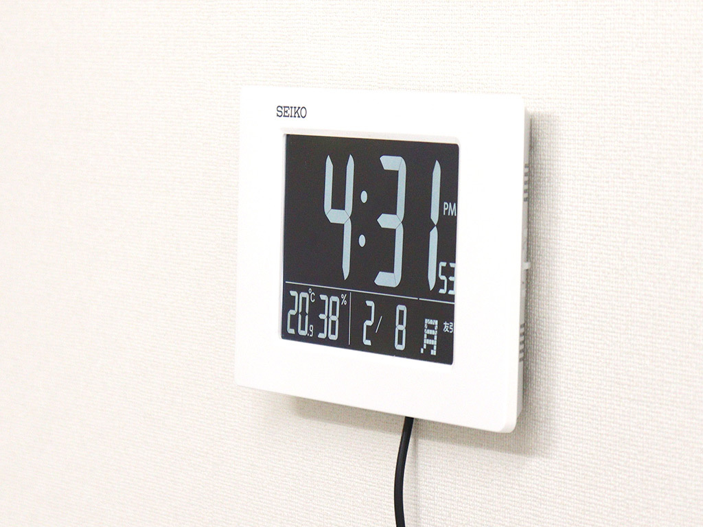 セイコークロック「DL-214」「DL-215」は、視認性のいいシンプルな電波