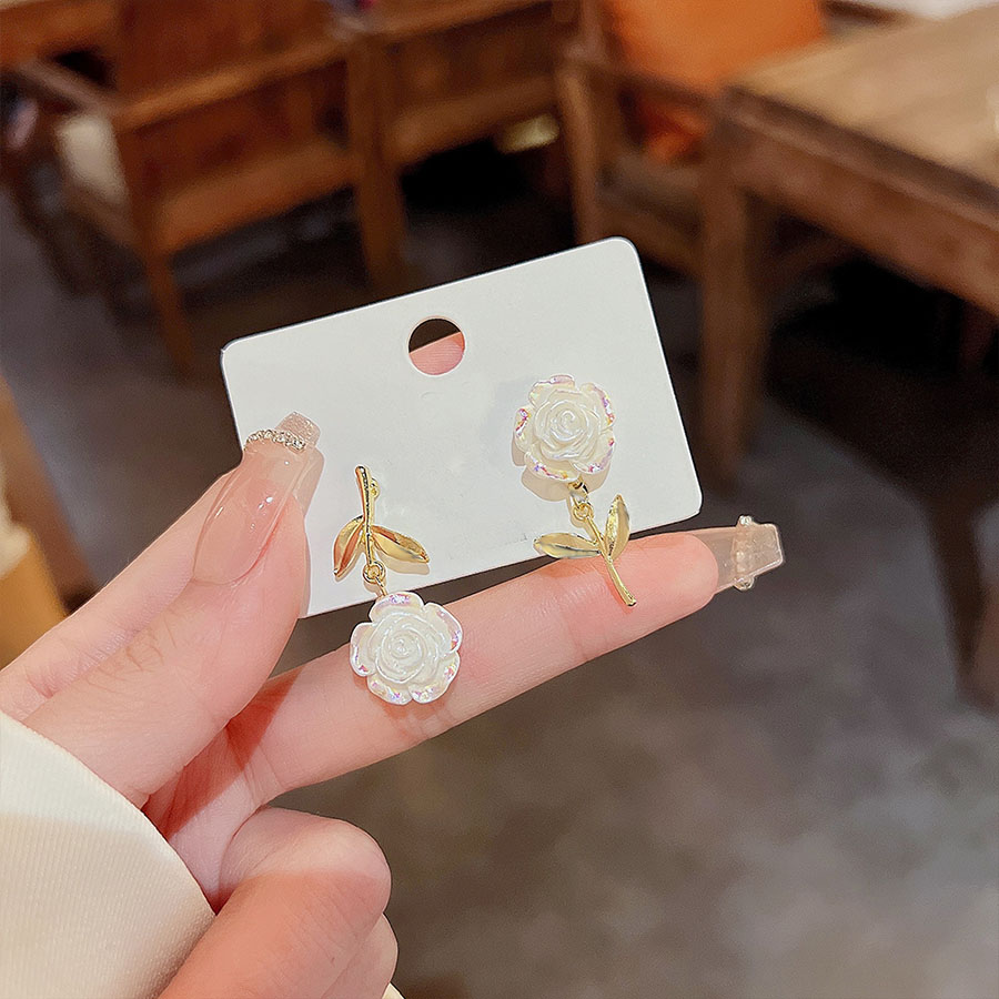 ピアス レディース 揺れる イヤリング 大ぶりピアス 花 キラキラ
