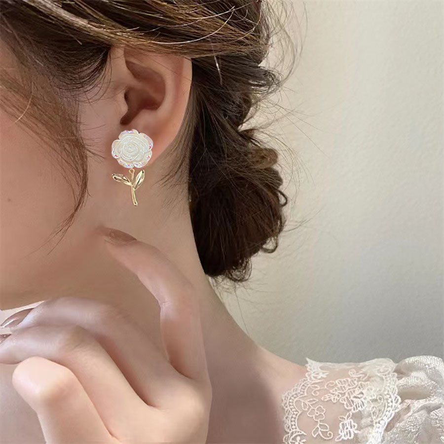 72 キラキラ可愛く輝く✨大人可愛いアクセサリー　ピアスorイヤリング ピアス レディース 揺れる イヤリング 大ぶりピアス 花 キラキラ