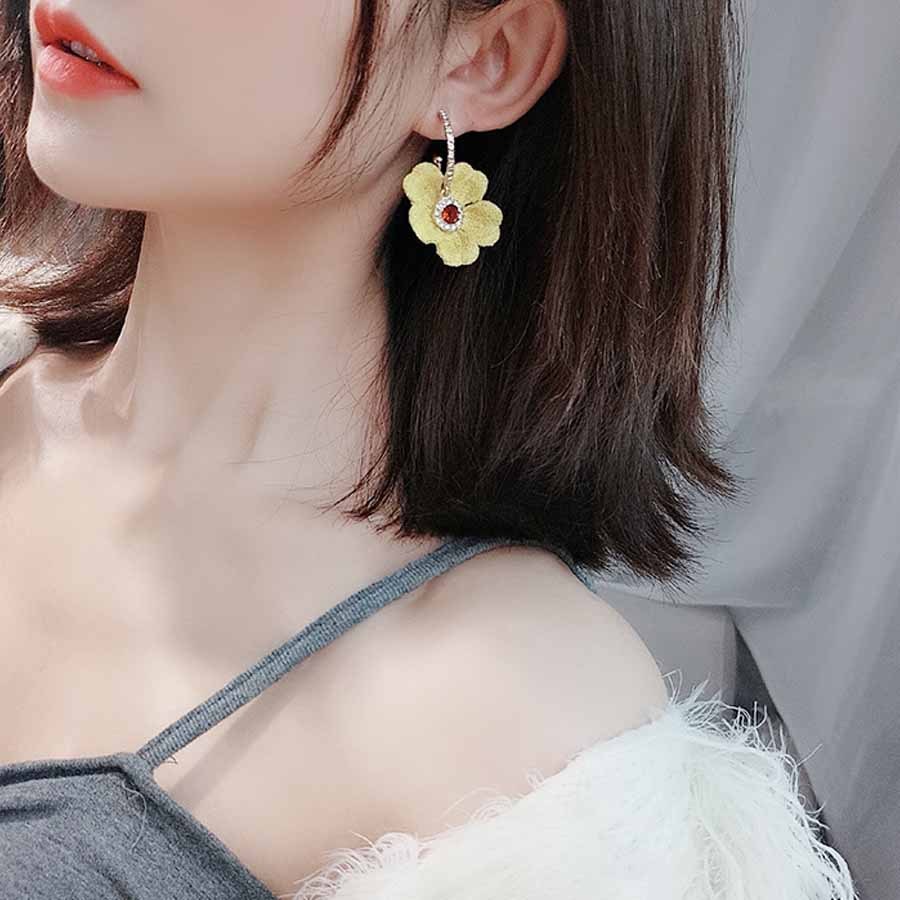 ピアス 揺れる ロングピアス 大ぶり モチーフピアス 花 可愛い