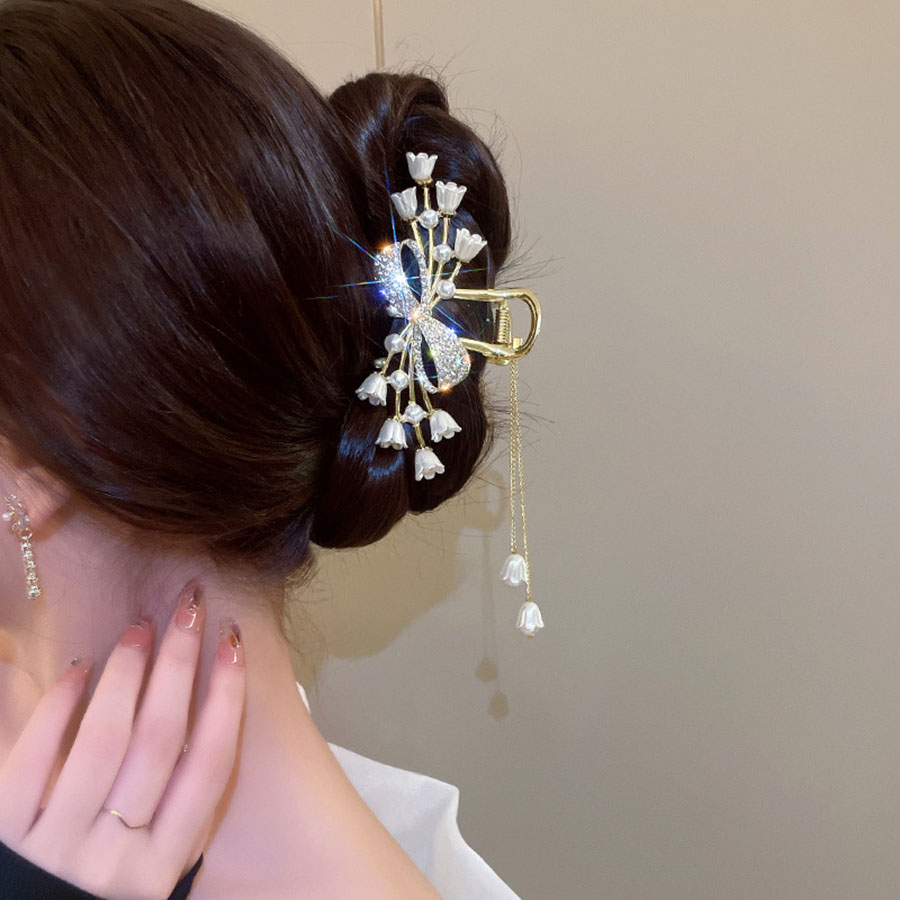 Qoo10] バレッタ ヘアクリップ ゆらゆらチェーン付き 髪留
