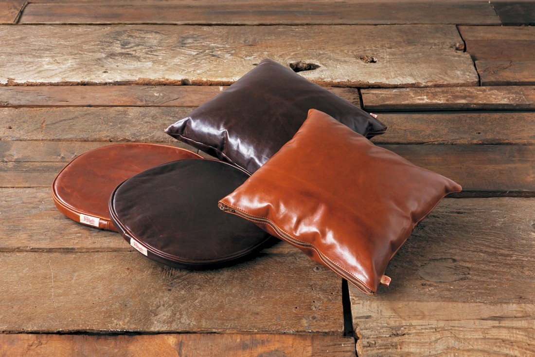 ACME Furniture（アクメファニチャー） CUSHION CHESUNUT レザー