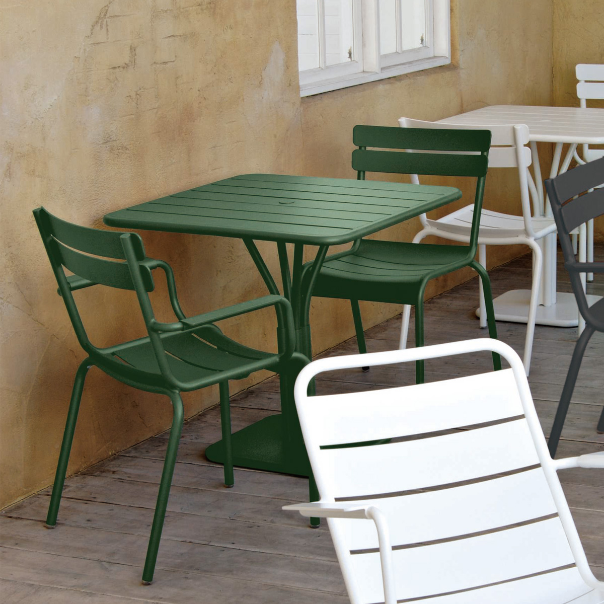 fermob メタルチェア6脚 テーブル 3つ 屋外 ピンク 折りたたみ屋外用チェア「フェルモブ（Fermob） ビストロ メタル