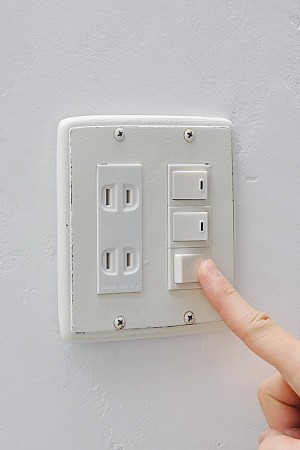 スイッチカバ− コンセントカバー スイッチプレート コンセント