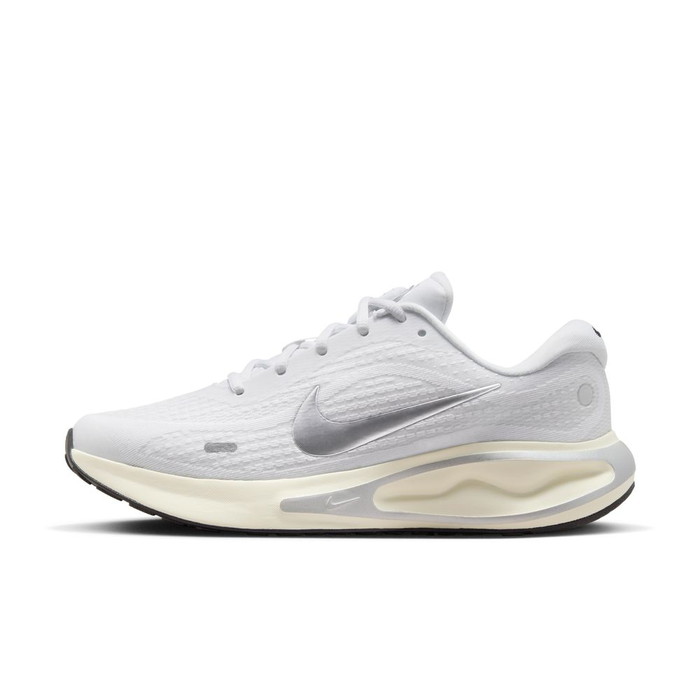 NIKE ナイキ W JOURNEY RUN レディーススニーカー(ウィメンズジャーニーラン) FJ7765 104 ホワイト/メタリックシルバー NIKE（ナイキ） W JOURNEY RUN レディーススニーカー(ウィメンズ